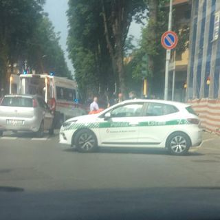 Auto e portavalori si scontrano all'incrocio dell'ospedale di Busto Arsizio
