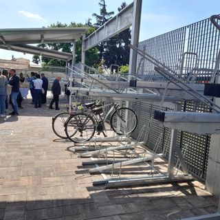 I posti-bici nella velostazione, a terra e sopraelevati