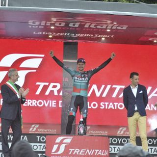 La nuova maglia rosa, Nico denz, sul podio di Cassano - Foto Roberto Regazzoni