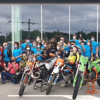 Foto di gruppo a margine della mototerapia di domenica 16 maggio - Foto dalla pagina facebook di &quot;Mai paura&quot;