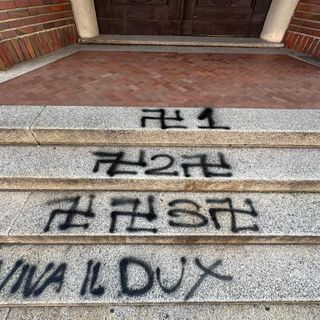 Scritte e svastiche sulle scale della scuola, già rimosse