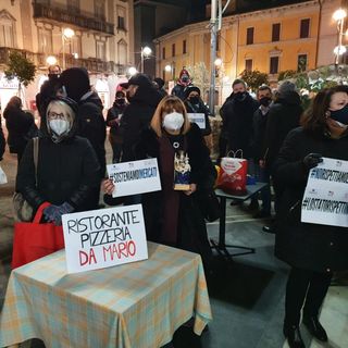 I commercianti in piazza a Busto Arsizio: Anna Nedalini ha portato con sè la statua della Madonna dell'Aiuto