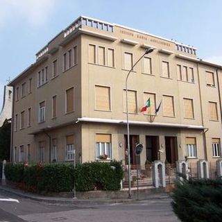 l'Istituto Maria Ausiliatrice di Castellanza. Sotto: Giulia e Luca