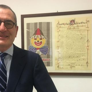 Marino Vago, nell'azienda di famiglia a Busto Arsizio: accanto si vede il Tarlisu, maschera operosa della città dedicata proprio a un tessuto