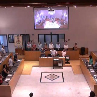 Il minuto di silenzio osservato dall'aula per Edoardo Guenzani
