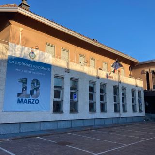 Un telo all'esterno del Municipio di Solbiate Olona ricorda la Giornata nazionale per le vittime del Covid-19
