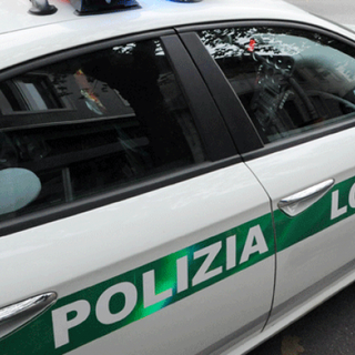 Dopo aver acquistato eroina, insegue una ragazza sulla ciclopedonale. Fermato dalla Polizia locale di Castano Primo