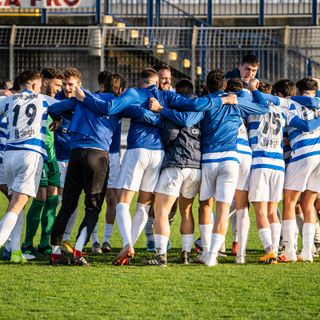 L'abbraccio tigrotto alla fine della partita (foto di Marco Giussani). Sotto Francesco Bonfanti in una foto con Paolo Tramezzani