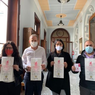 Da sinistra Cinzia Di Pilla, Emanuele Antonelli, Arianna Gussoni e Matteo Sabba. Sotto i sacchetti con i riferimenti evidenziati