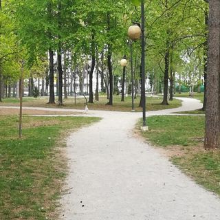 Nuovi vialetti in calcestre al parco dei Platani di Castellanza. Sotto, l'arco settecentesco dopo il restyling