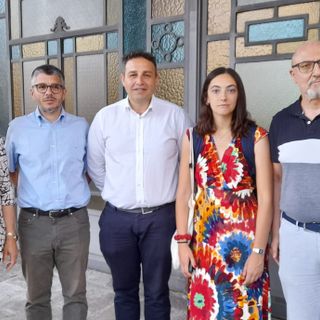 I consiglieri Pd davanti all'ingresso storico dell'ospedale gallaratese