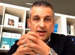 Il sindaco Poliseno stoppa il traffico davanti ad alcune scuole, per migliorare la sicurezza in entrata e uscita dai plessi
