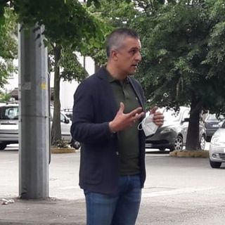 Il sindaco di Cassano, Poliseno, a inizio estate, impegnato a illustrare Controllo del vicinato e sorveglianza sui cattivi odori