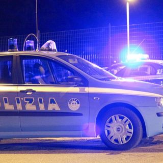 In crisi di astinenza devasta auto, bidoni e distributore automatico: denunciato
