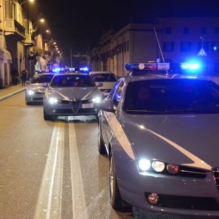 La banda della Ford rossa presa dalla polizia dopo un colpo in appartamento. Per darsi alla fuga hanno speronato la Volante