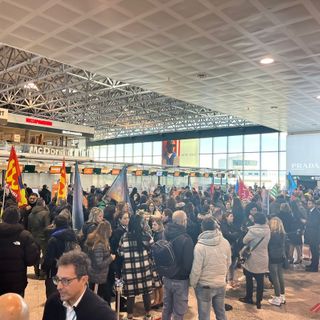 A Malpensa la protesta dei lavoratori tra i passeggeri: «Con il cambio di appalto a rischio i nostri diritti»