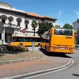 Piazzale Solaro: cappuccio, brioche e gas di scarico. Si spera per poco