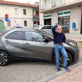 Riccardo Maino davanti alla sua nuova auto