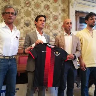 I vertici dell'Us Legnanese con l'assessore allo Sport, Guido Bragato