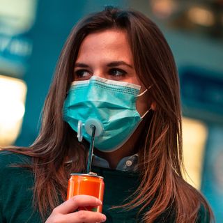 «Bere senza togliere la mascherina è realtà». L’invenzione di un 23enne di Legnano