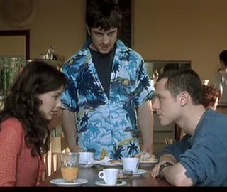 Santa Maradona (foto dalla voce di wikipedia): Libero de Rienzo è in piedi, fra Anita Caprioli e Stefano Accorsi