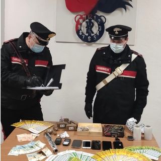 Spaccio di droga ed estorsione, blitz dei carabinieri: due giovani in manette, un terzo ricercato