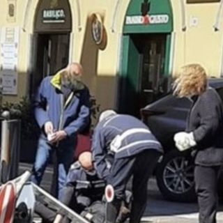 Il vento ha divelto un palo della segnaletica in via Veratti, ferita una donna