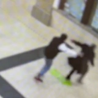 Senza tetto rapinato in stazione a Busto: ecco il video dell'aggressione