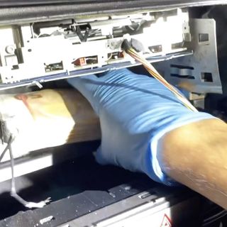 VIDEO. Dietro lo stereo dell'auto spuntano 70mila euro in contanti. A smascherare il pusher il fiuto del cane carabiniere Kevin