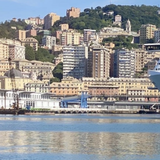 Varesina esce di casa in auto e si perde: ritrovata in centro a Genova
