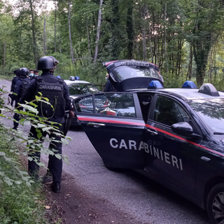 I carabinieri smantellano un giro di spaccio nei boschi di Vergiate: due stranieri in manette