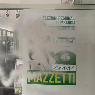 Lo stato delle vetrine dopo l'imbrattamento
