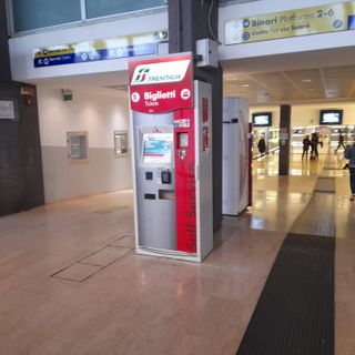 L'atrio, con distributore ticket, della stazione di Gallarate