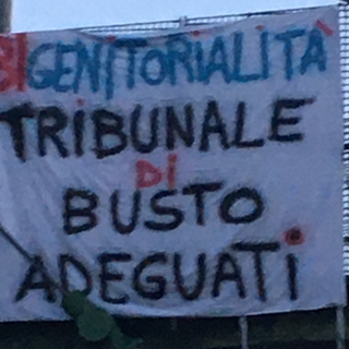 Lo striscione esposto il 25 maggio su una passerella dei Cinque ponti