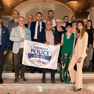 Foto in campagna elettorale nella ex chiesa di San Giulio, candidati e sostenitori di Tommaso Police
