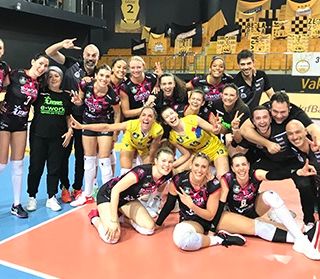 Beffa per la Uyba, nonostante la grande Champions League dell'anno scorso. Nella foto, la strepitosa vittoria nella semifinale di andata