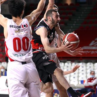 A Varese, terzo e quarto quarto fatali per i Knights (foto da www.legnanobasket.it