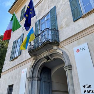 Bandiera gialloblù a Villa Panza: «Il cuore del Fai batte per l’Ucraina»