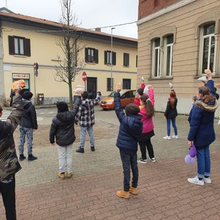 La protesta fuori dalla scuola Manzoni a Busto