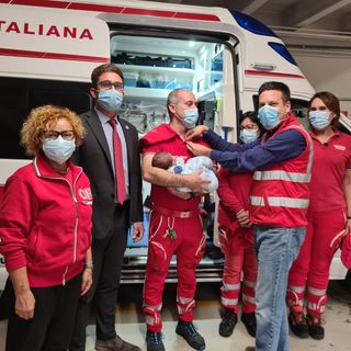 Il piccolo Dylan è nato in ambulanza. L'equipaggio della Croce Rossa: «Saremo per sempre i suoi angeli custodi»