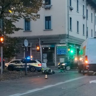 Gallarate, scontro all'incrocio: motociclista trasportato al pronto soccorso