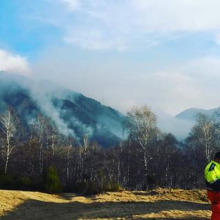 Task force al lavoro per domare le fiamme nei boschi di Indemini: il pericolo ora è il vento forte