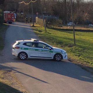 Strada bloccata e intervento dei pompieri nella parte terminale di via Rodari (foto tratta da facebook con il consenso dell'autore)