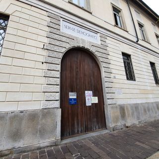 L'ingresso dei Servizi demografici in via Fratelli d'Italia