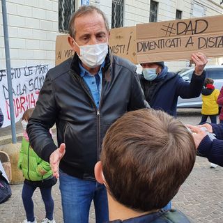 Busto, in piazza contro la dad. I bambini al sindaco: «Perché la scuola è chiusa e tanti negozi aperti?»