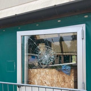 FOTO. Teloni squarciati e finestre in frantumi al Centro San Carlo di Marnate