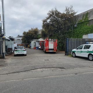 L'intervento dei soccorsi, vano, nella ditta in cui si è verificato l'incidente mortale