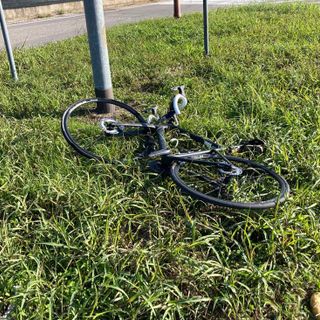Una delle due biciclette coinvolte nell'incidente. In basso: i carabinieri sul luogo dello scontro