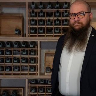 Bruno Bottazzi nella sua enoteca di Besozzo