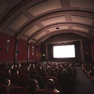 Cinema e teatri, la capienza sale all'80%: negli stadi al 75%. Niente da fare per discoteche e concerti